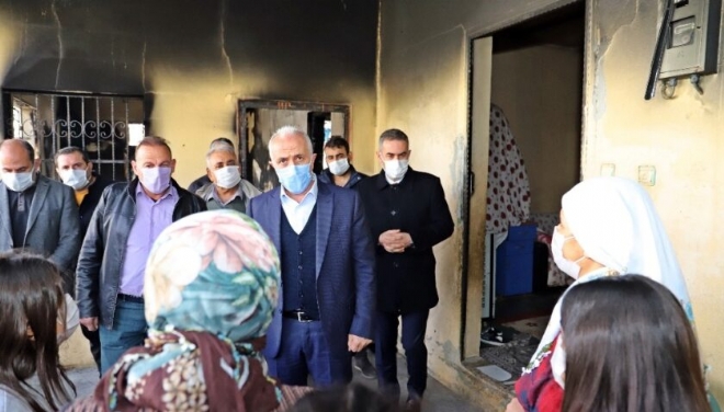 Akdeniz Belediye Bakan Muhammet Mustafa Gltak, Evci Mahallesinde internet modeminden kaynaklanan yangn sonucu evleri ve eyalar zarar gren aileyi ziyaret etti. 