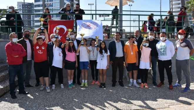 Mersin Genlik ve Spor l Mdrl tarafndan organize edilen 12-14 ya tenis il birincilii, yaplan final malarnn ardndan tamamland.